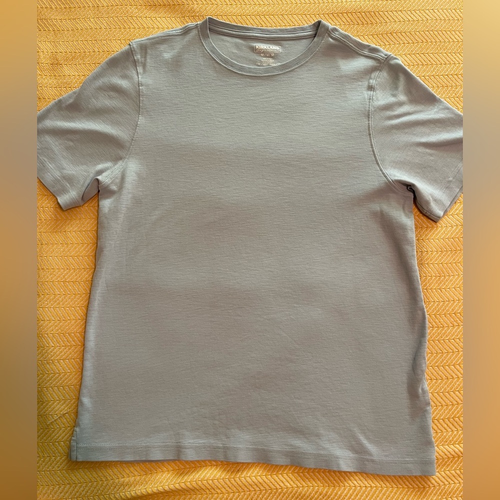 Men’s Kirkland Signature Athletic Short Sleeve Light Blue T-Shirt Size: M